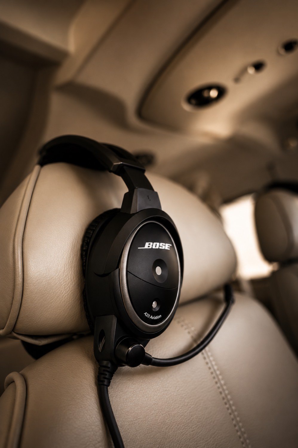 Auriculares de aviación sobre un asiento de cuero